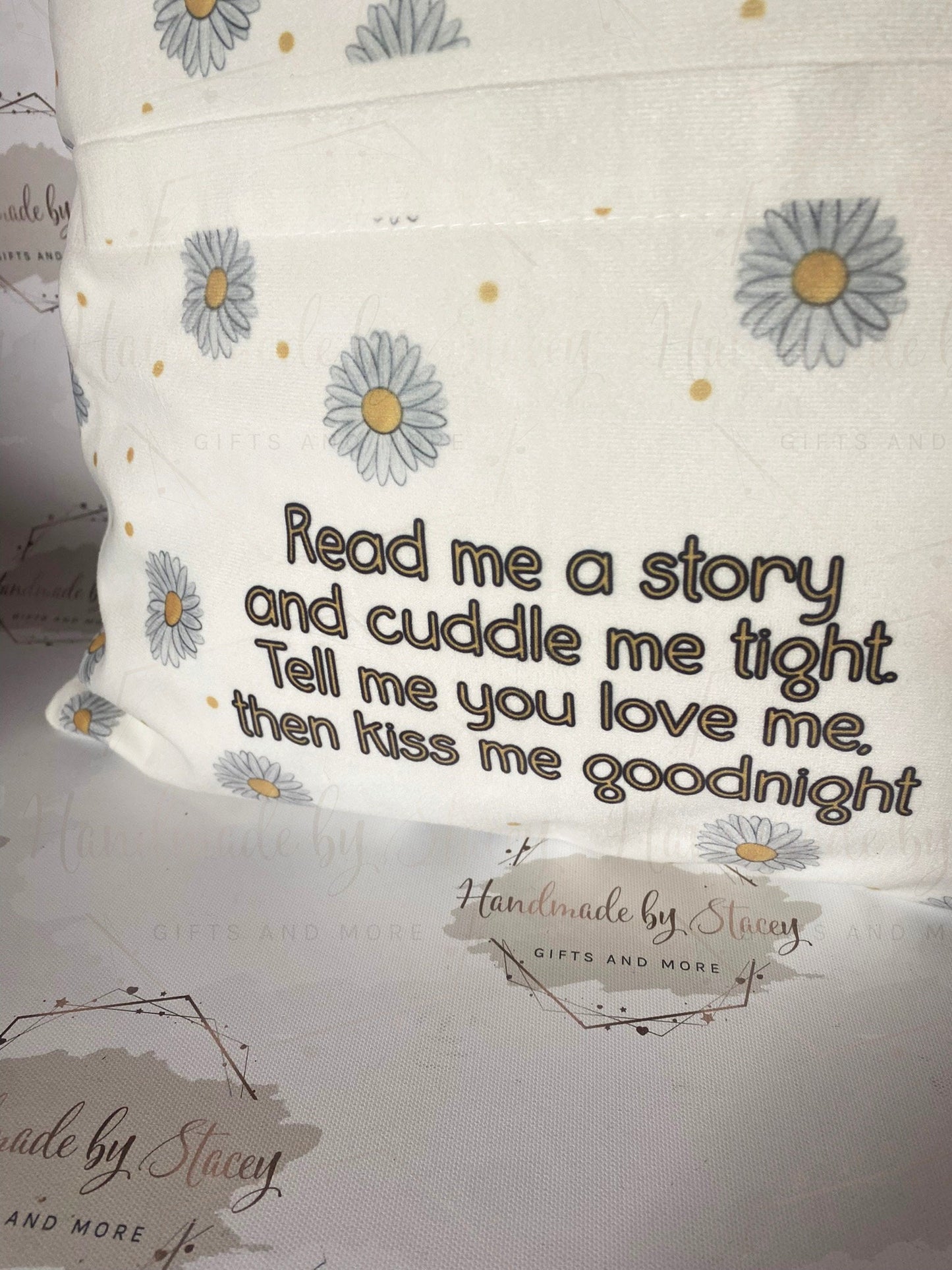 Personalised Book Cushion|Floral Daisy Pocket Cushion|Super Soft Editable Text Gift Idea for Daughter/Niece/Grandchild/Bedroom Decor