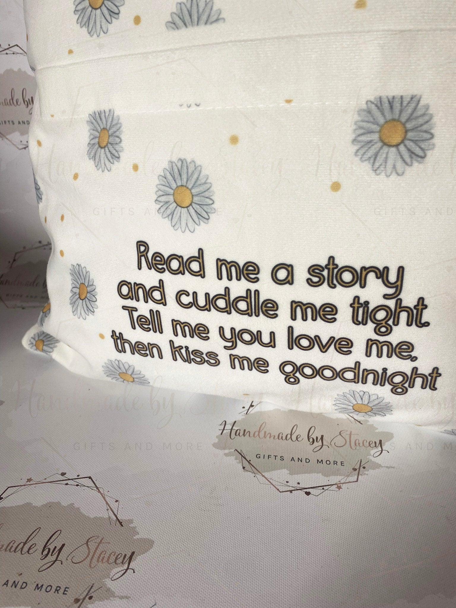 Personalised Book Cushion|Floral Daisy Pocket Cushion|Super Soft Editable Text Gift Idea for Daughter/Niece/Grandchild/Bedroom Decor